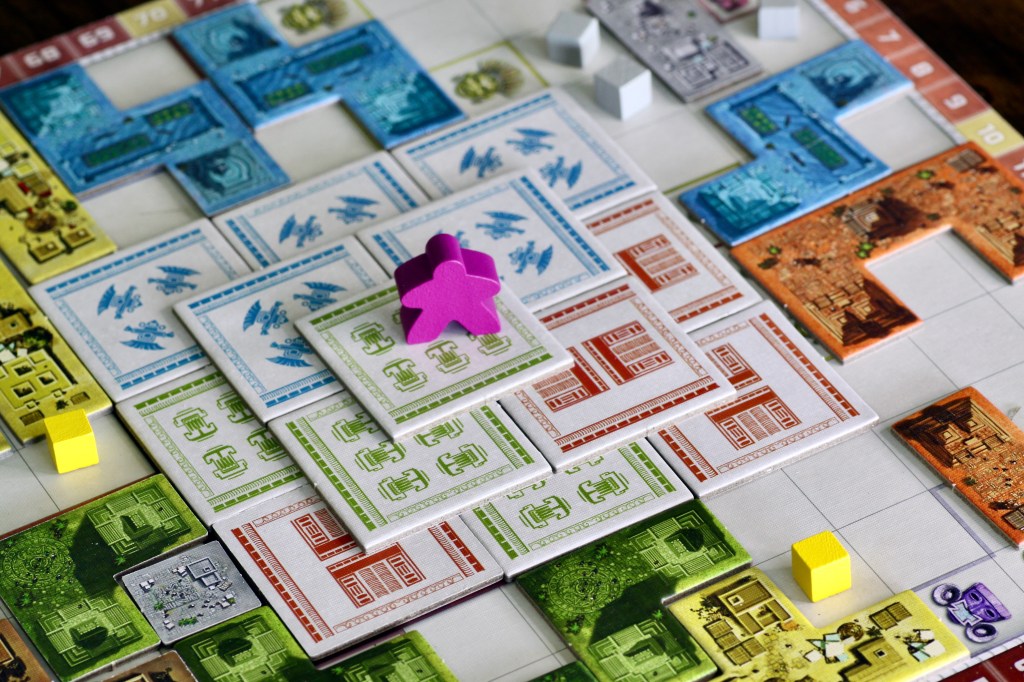 Architect meeple on top of the completed pyramid in Founders of Teotihuacan